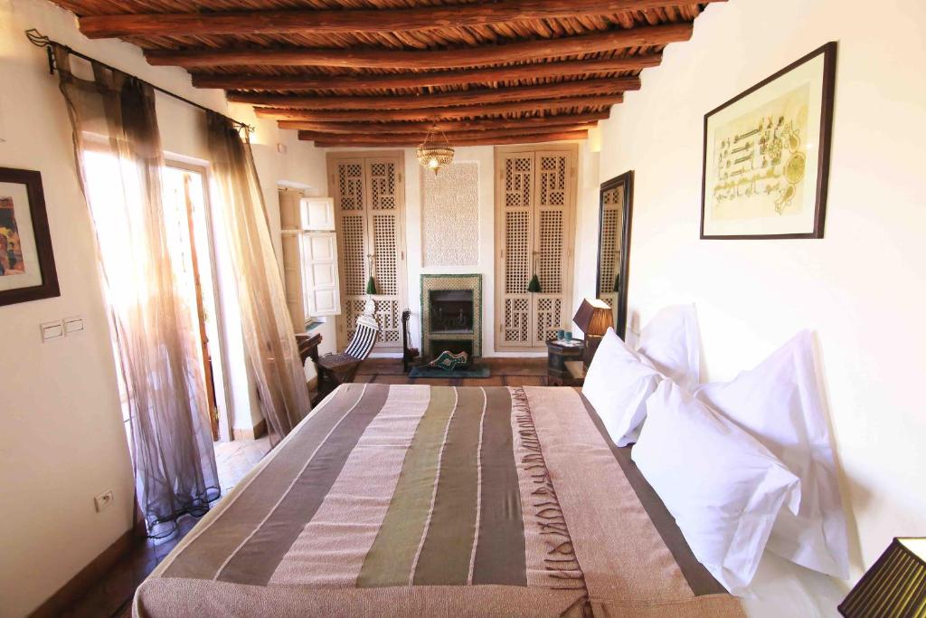 - une chambre avec un grand lit dans l'établissement Riad Al Massarah, à Marrakech