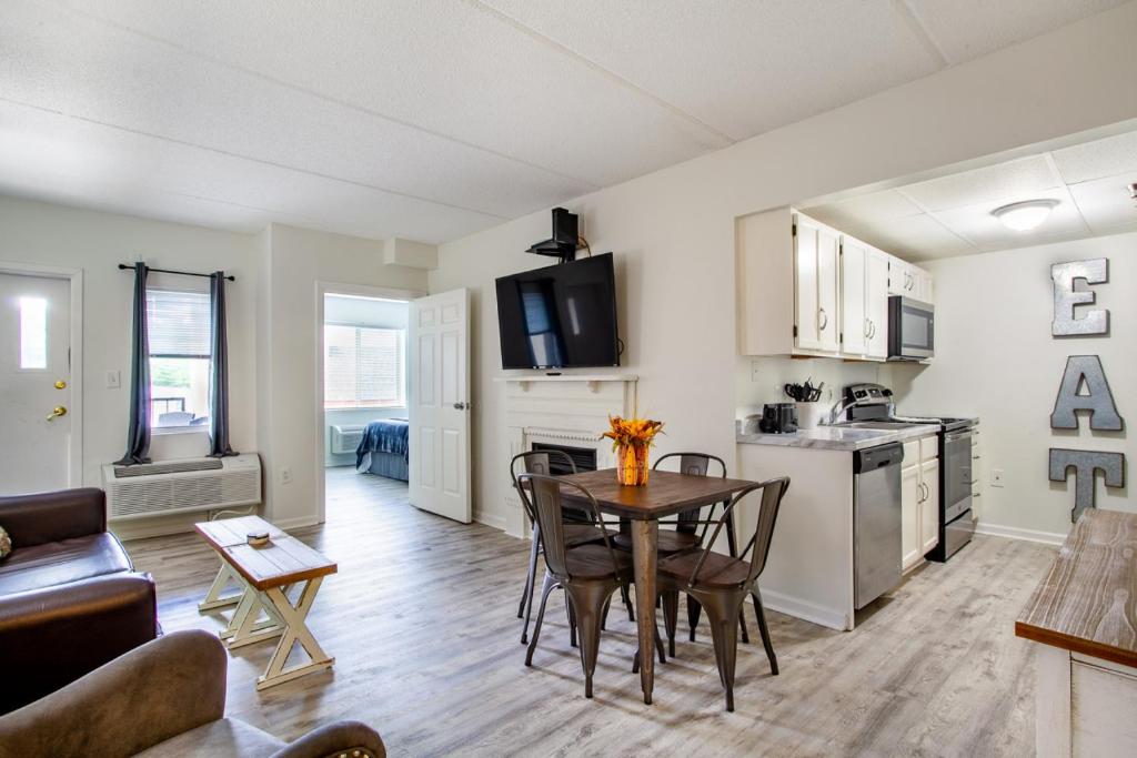 Η κουζίνα ή μικρή κουζίνα στο Timber Condo Minutes from Downtown Gatlinburg