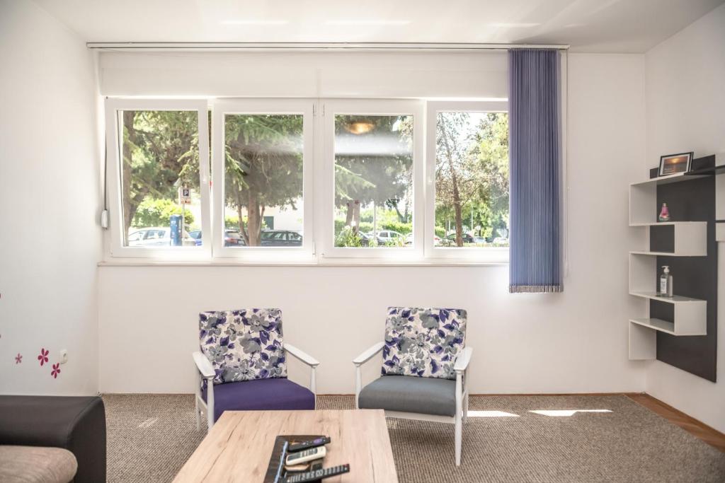 Sunny & Spacious, 2 BR apartment with free parking