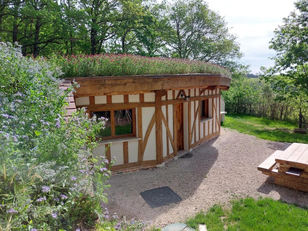 ein kleines Gebäude mit einer Anlage darüber in der Unterkunft Le Cul de Loup in Crouy-sur-Cosson