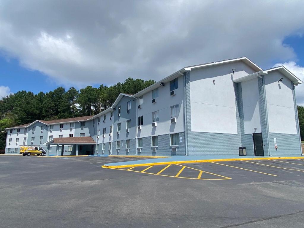 Super 8 by Wyndham Homewood Birmingham Area photo