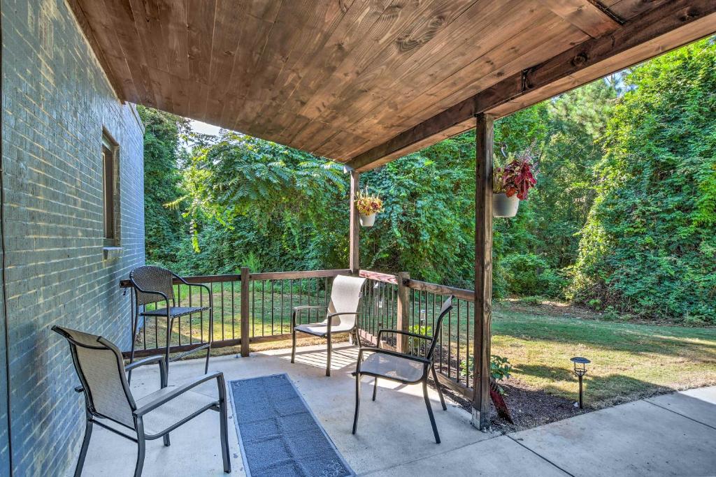 Modern Central Apartment with BBQ Patio and Yard!, Central (updated