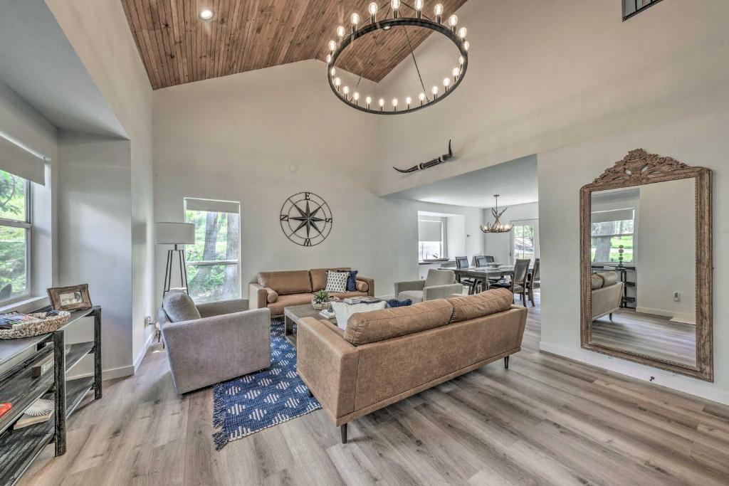 Χώρος καθιστικού στο 4 Mi to Dtwn Ruidoso Cabin with Deck and Game Room!