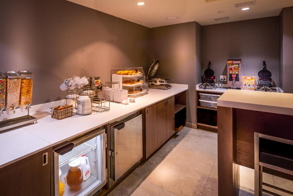 eine große Küche mit einem Herd und einem Kühlschrank in der Unterkunft La Quinta by Wyndham Time Square South in New York