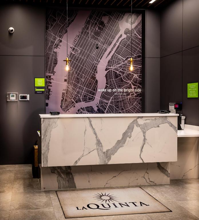 eine Marmortheke in einem Zimmer mit einer Karte in der Unterkunft La Quinta by Wyndham Time Square South in New York