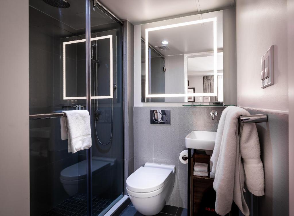 Ein Badezimmer in der Unterkunft La Quinta by Wyndham Time Square South