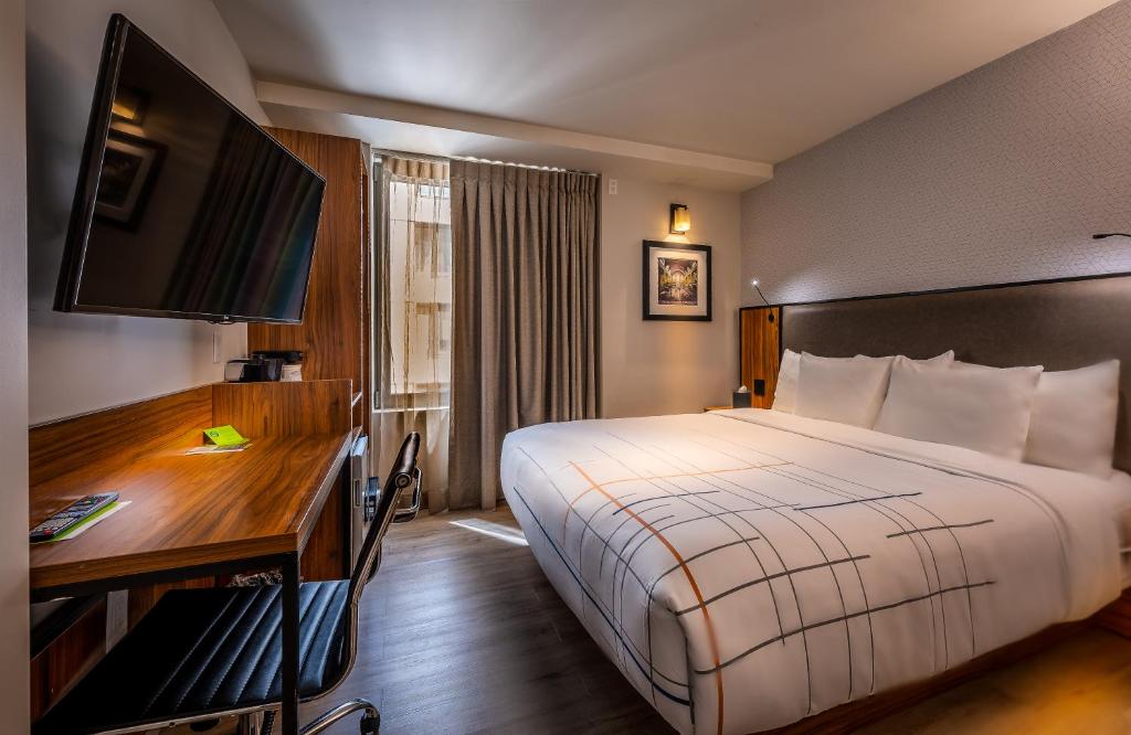 Ein Bett oder Betten in einem Zimmer der Unterkunft La Quinta by Wyndham Time Square South