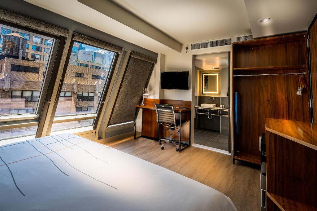 Ein Bett oder Betten in einem Zimmer der Unterkunft La Quinta by Wyndham Time Square South