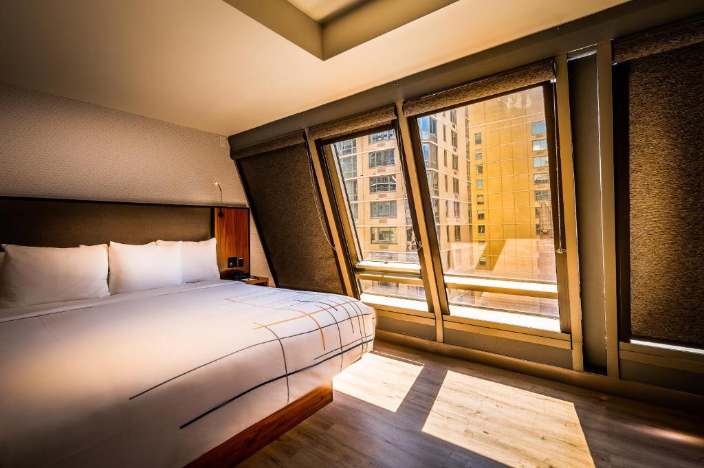 La Quinta by Wyndham Time Square South - 