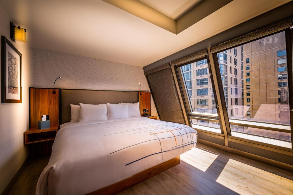 Ein Bett oder Betten in einem Zimmer der Unterkunft La Quinta by Wyndham Time Square South