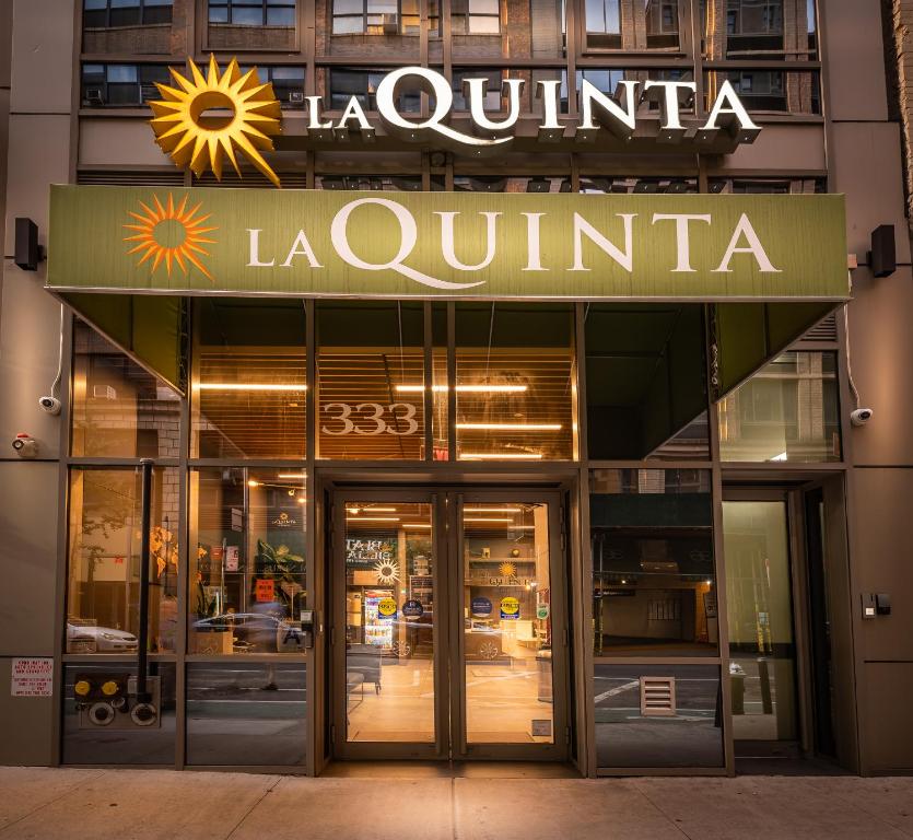 Eine Fassade oder ein Eingang zu La Quinta by Wyndham Time Square South