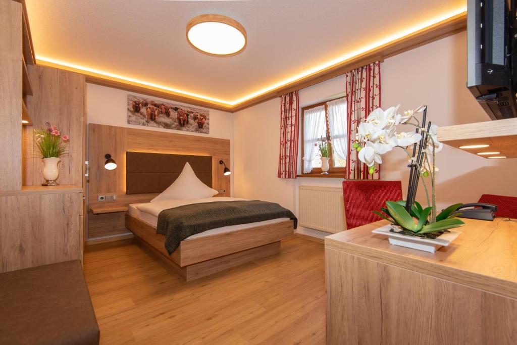 Postel nebo postele na pokoji v ubytování Pension Ludwig Thoma