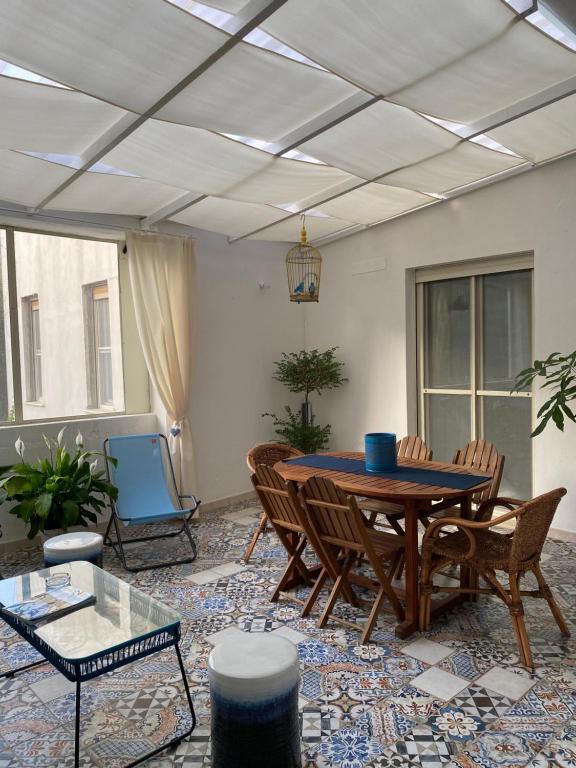 A seating area at Tra mare e lago