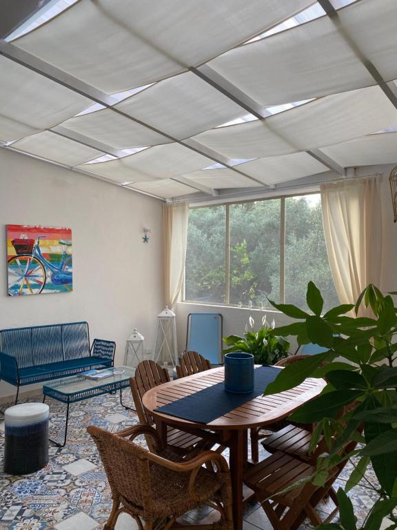 A seating area at Tra mare e lago