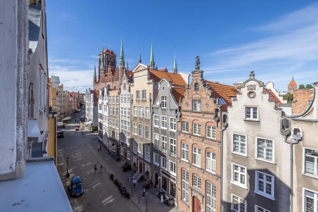 - une vue sur une rue de la ville avec des bâtiments dans l'établissement Apartament Gdańsk Stare Miasto przy Neptunie, à Gdańsk