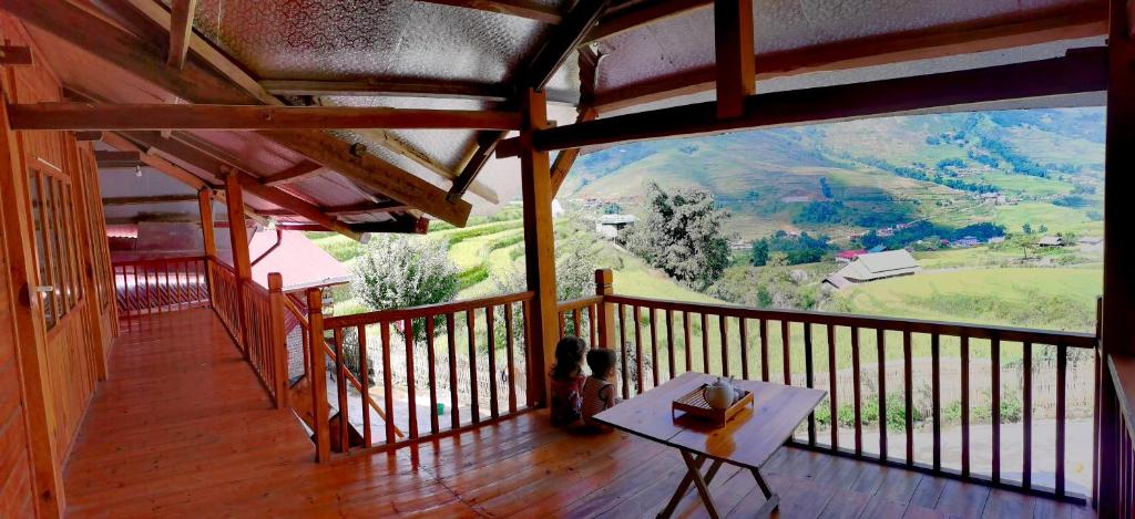 einen Balkon mit einem Tisch und Bergblick in der Unterkunft Madame View Homestay in Sa Pa