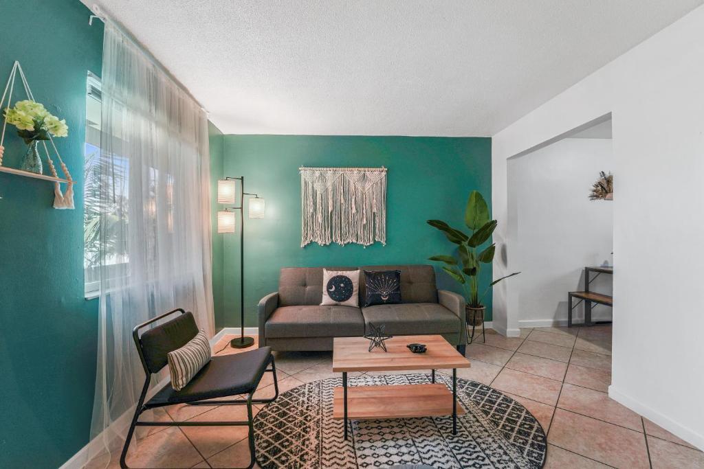 een woonkamer met een bank en een tafel bij Specious 2 Bedroom Unit In Miami Near Brickell in Miami