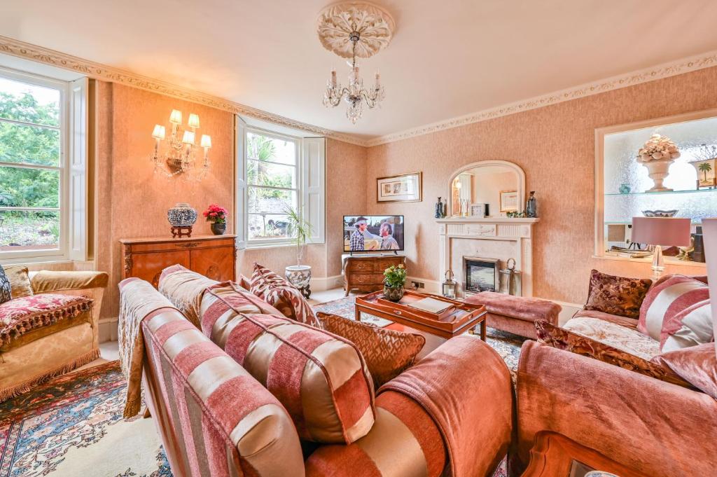 The Town House at Muntham- Luxury Holiday Home with Hot Tub - Casa De Tres Dormitorios