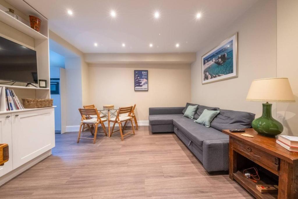 Stylish 2 Bedroom Apartment in Chelsea with Garden, London (updated