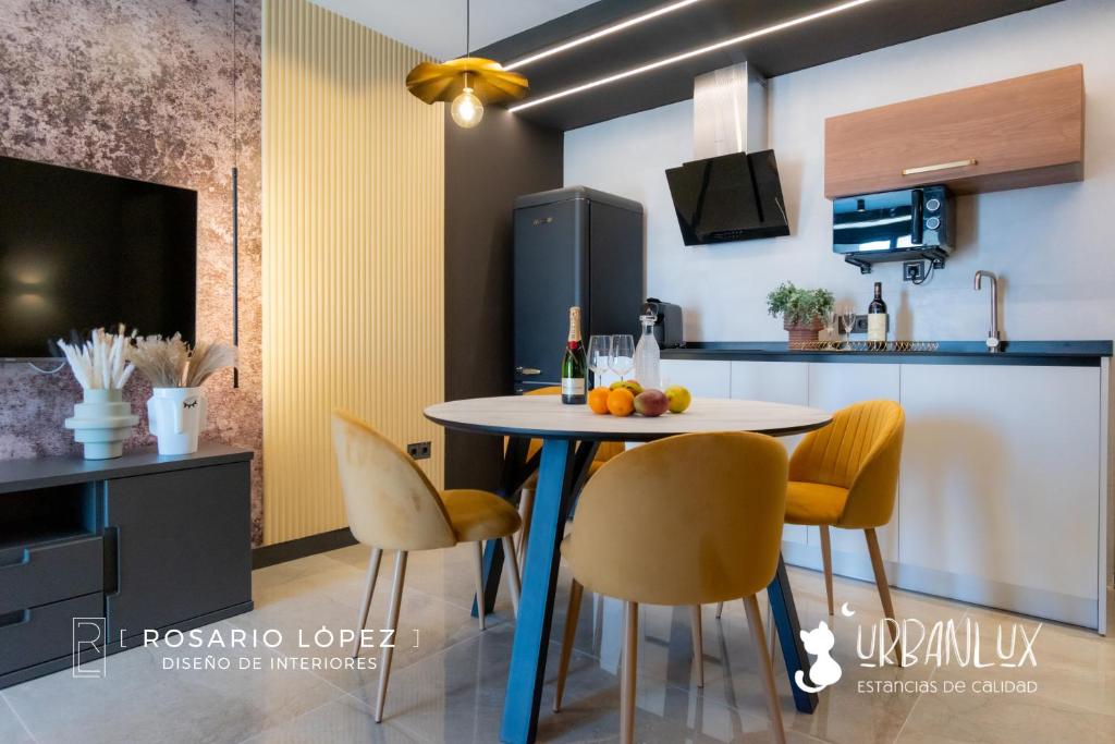 a kitchen with a table and chairs in a room at Urbanlux Olimpia Sleep & Park in Albacete