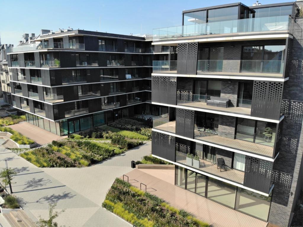 vista aerea di un condominio con cortile di Green Apartament City Center a Breslavia