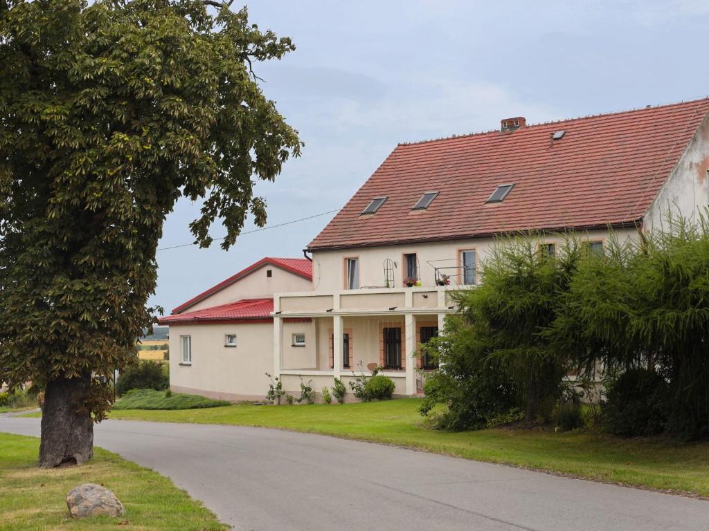 una gran casa blanca con techo rojo en Agroturystyka Na górce, 