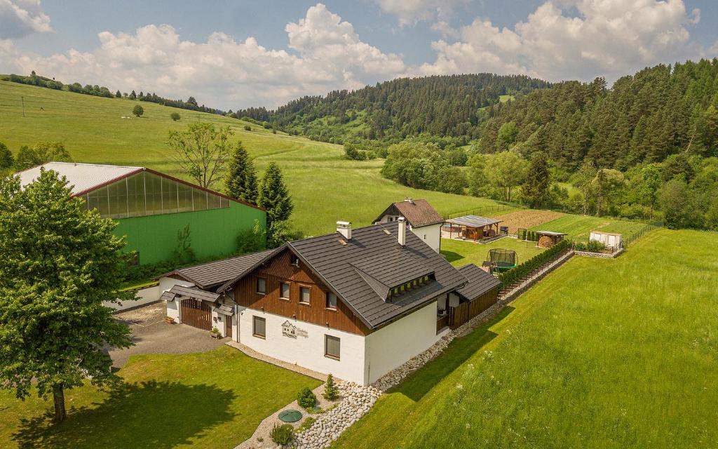 een luchtfoto van een huis in een veld bij Apartmány pri Dunajci in Spišská Stará Ves