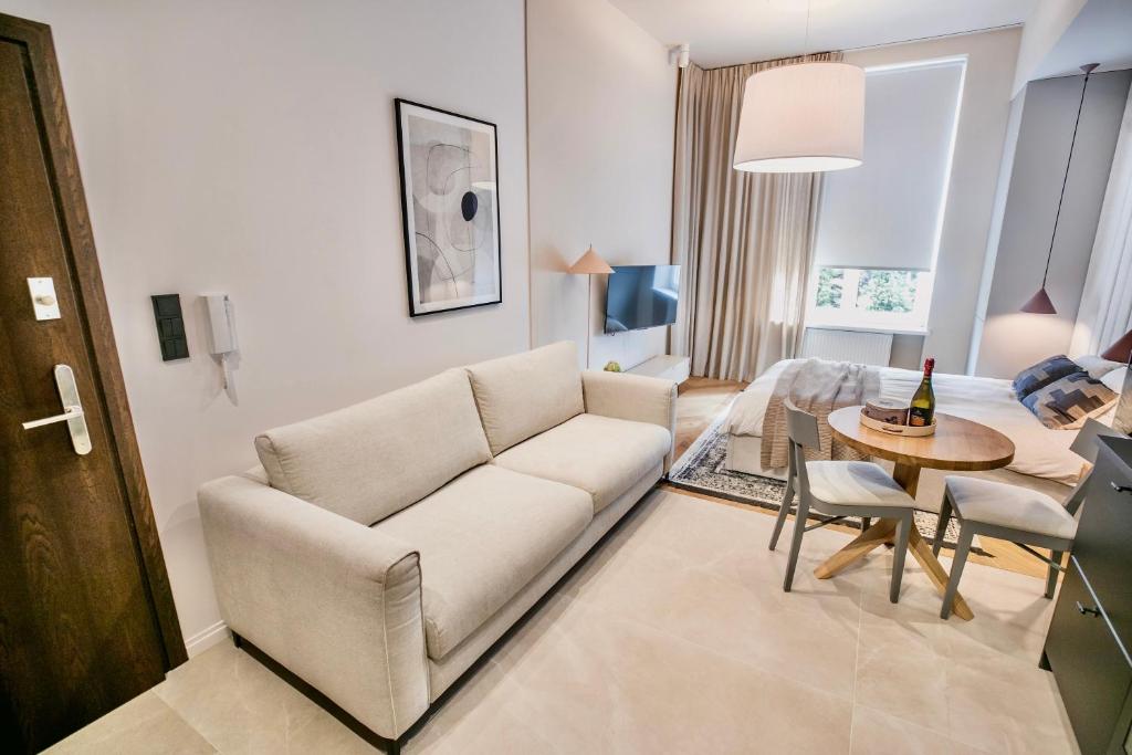 トルンにあるApartament Migdałowyの白いソファとテーブルのあるリビングルーム