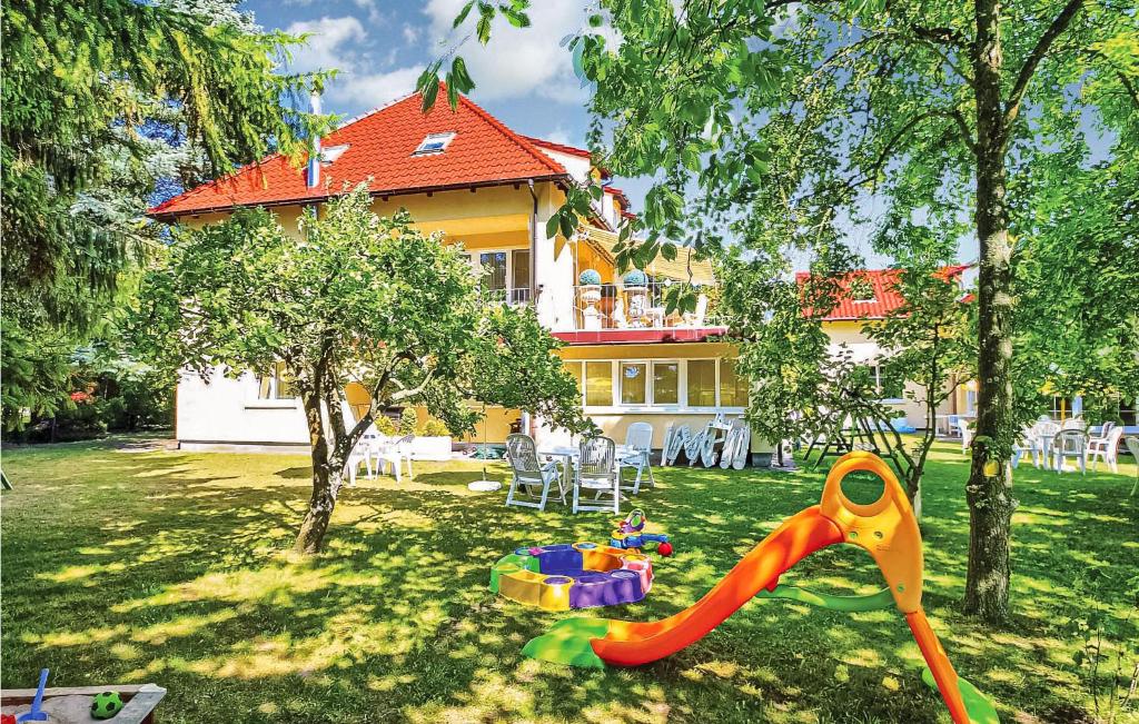 Vonkajšia záhrada v ubytovaní Beautiful Apartment In Grzybowo