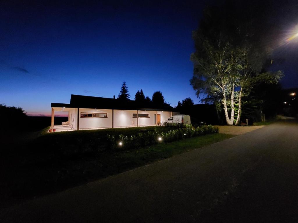 ein Haus in der Nacht mit Lichtern davor in der Unterkunft Maison de Ma-Vi in La-Roche-en-Ardenne