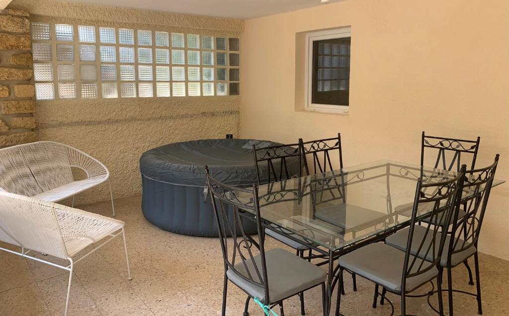 um quarto com uma mesa e cadeiras e um barril em Ravissant logement avec jacuzzi em Lançon-Provence