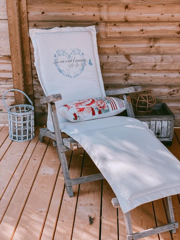 Fotografie z fotogalerie ubytování Cabane au style scandinave et son bain nordique v destinaci Bouillon