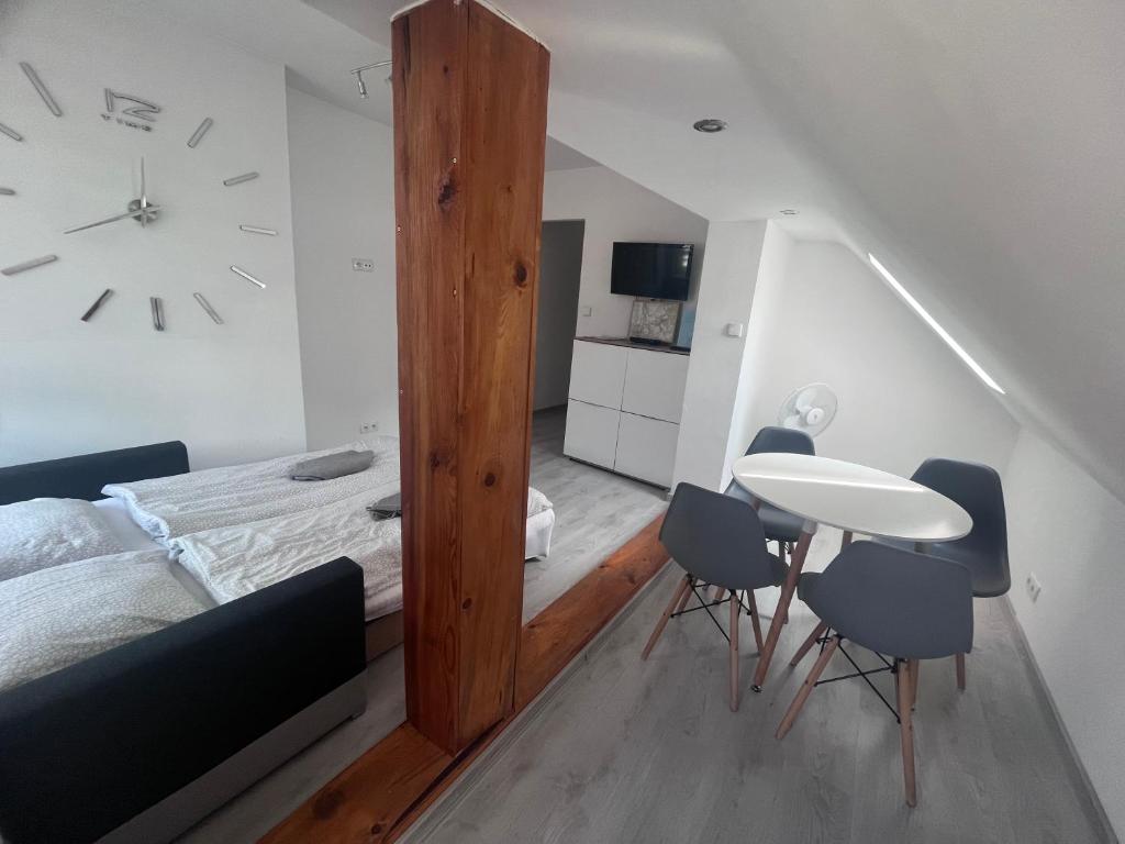 sypialnia z łóżkiem, stołem i krzesłami w obiekcie Apartament przy Parku Zdrojowym w Kudowie Zdroju