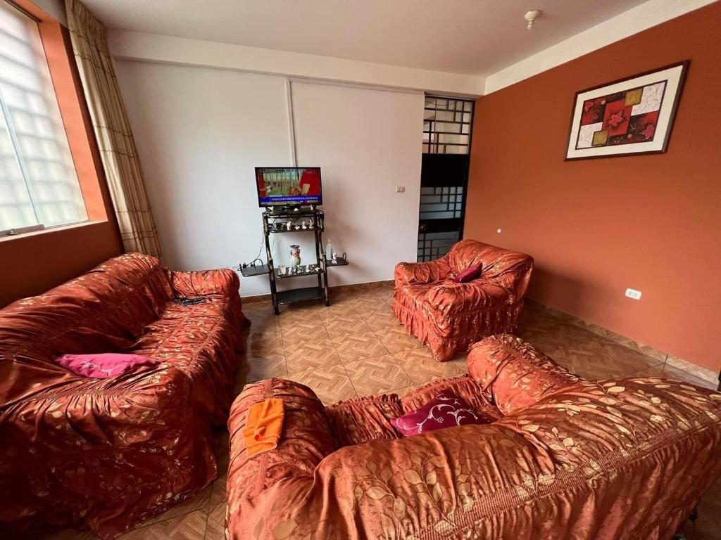 ein Wohnzimmer mit 2 Ledersofas und einem TV in der Unterkunft Departamento amoblado Quillabamba in Quillabamba