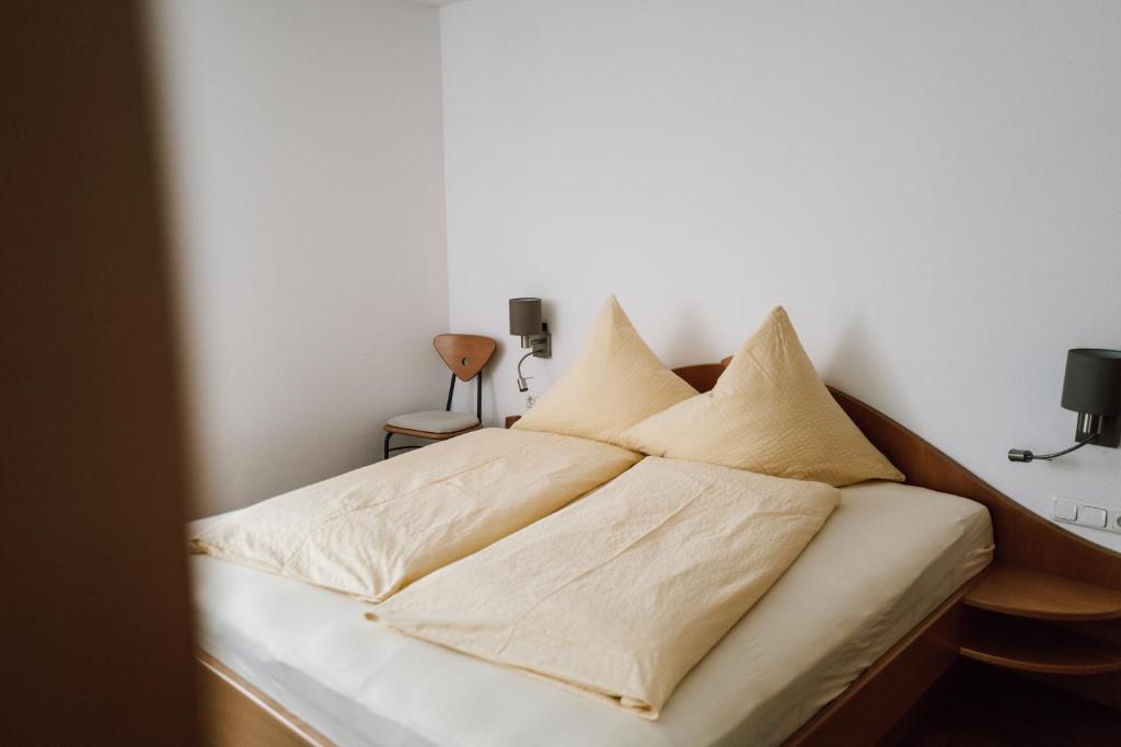 ガシュルンにあるSpatla Appartementsのベッド(白いシーツ、枕付)