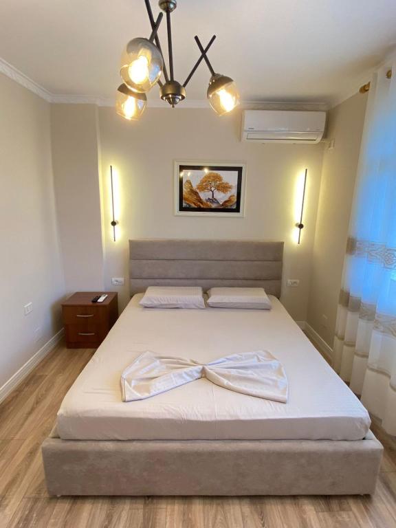 A bed or beds in a room at Serenity Apartament