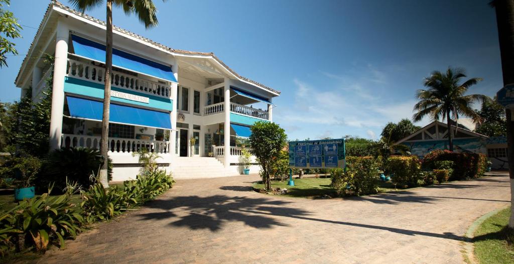 a large white building with blue windows at Hosteria Mar y Sol in San Andrés