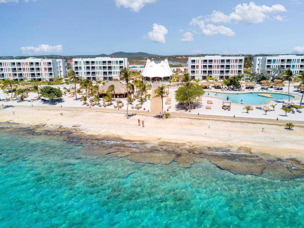 uma vista aérea da praia e do resort em Chogogo Dive & Beach Resort Bonaire em Kralendijk