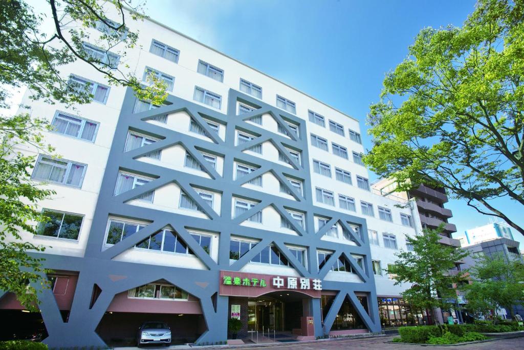 un edificio blanco con un diseño geométrico en Onsen Hotel Nakahara Bessou Nonsmoking, Earthquake retrofit en Kagoshima