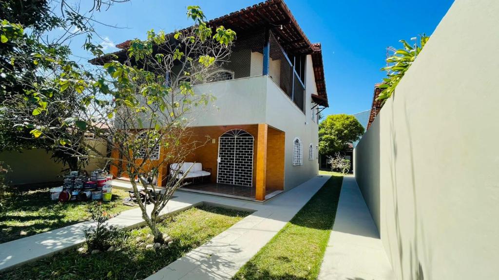 - Vistas laterales a una casa con patio en Casa de Praia 5 Quartos, en Rio das Ostras