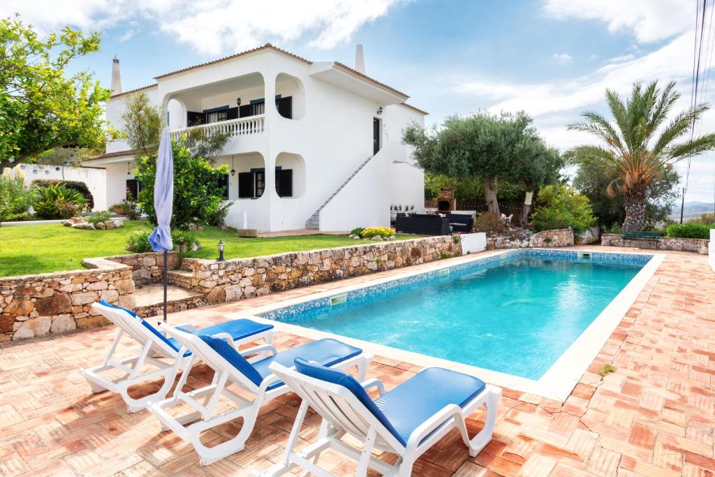 a villa with a swimming pool and a house at Monte Madalena in Adega