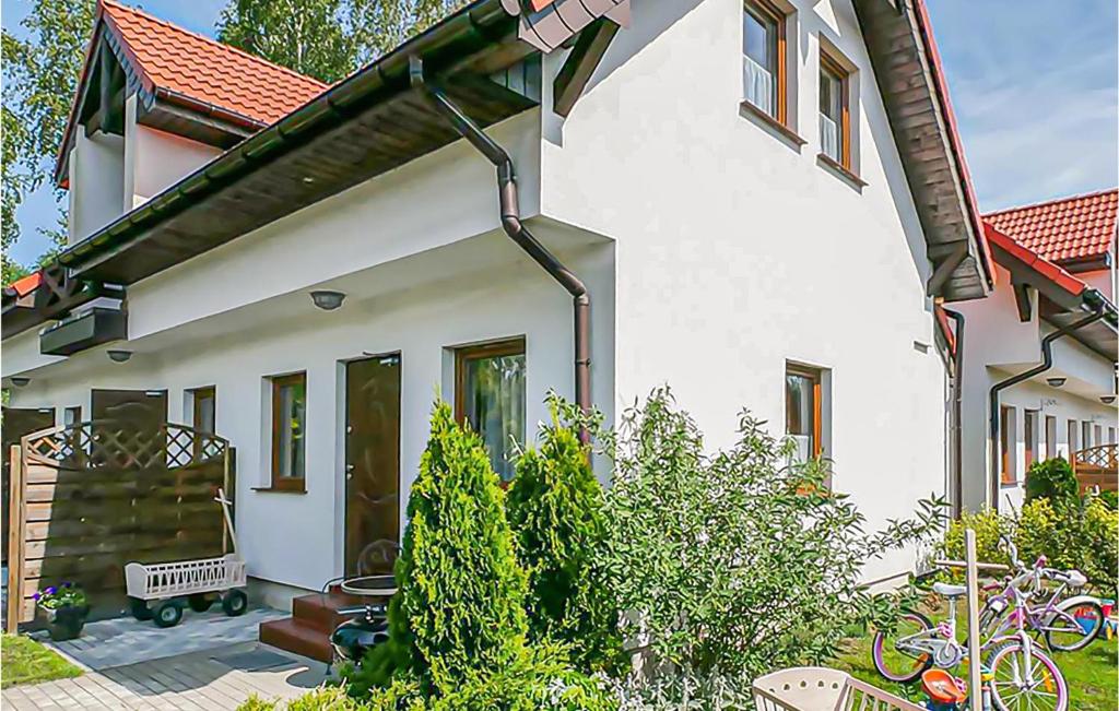 Biały dom z rynną deszczową w obiekcie Nice Apartment In Bobolin With Wifi w mieście Bobolin