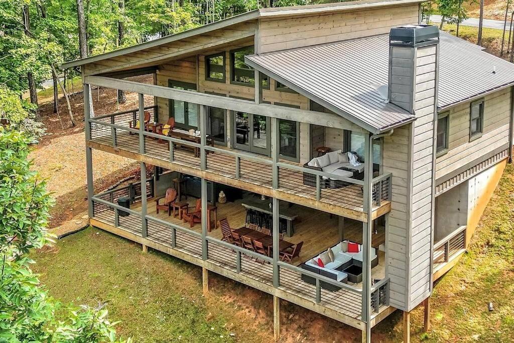 NEW Modern Cabin! 2 Large Decks, Hot Tub, Sleeps 8, Ellijay Updated