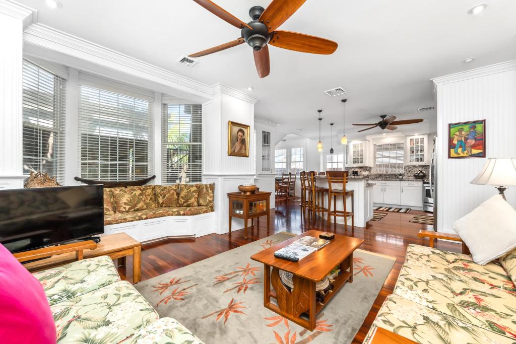 a living room with a couch and a tv at Diamond Head Ohana 30 plus Day Rental in Honolulu