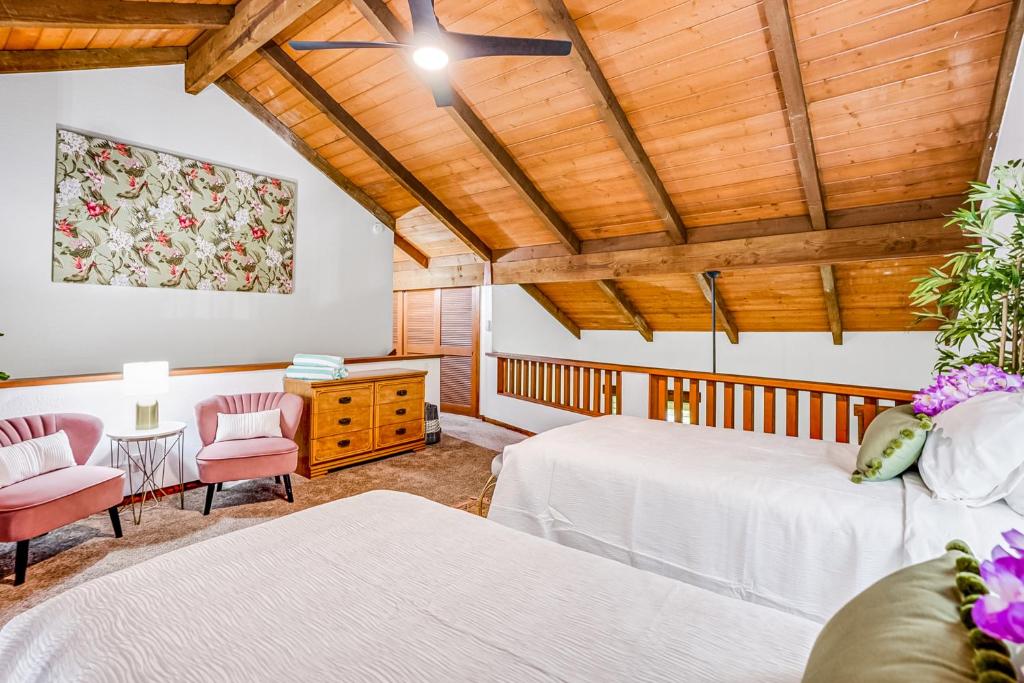 Postel nebo postele na pokoji v ubytování Waikomo Stream Villas 132