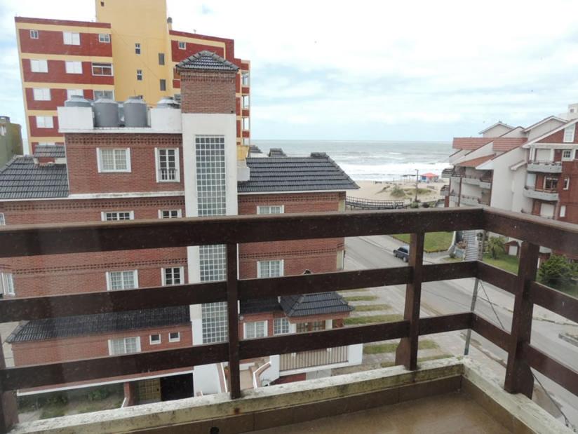 balcón con vistas a la playa ya los edificios en Edificio Mirasoles en Villa Gesell