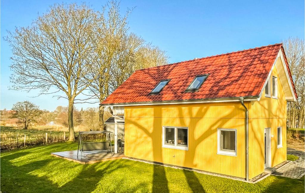uma casa amarela com um telhado vermelho num quintal em Stunning Home In Krems Ii-warderbrck With Wifi em Göls