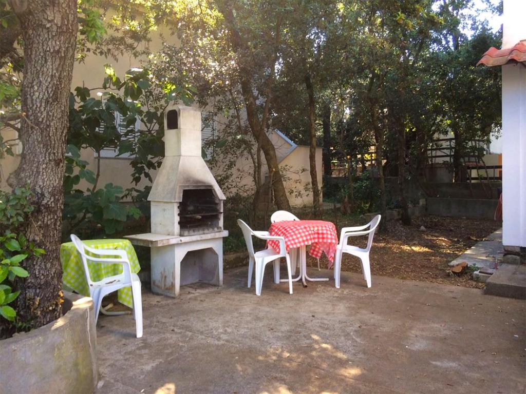Vonkajšia záhrada v ubytovaní Apartments with a parking space Artatore, Losinj - 17591