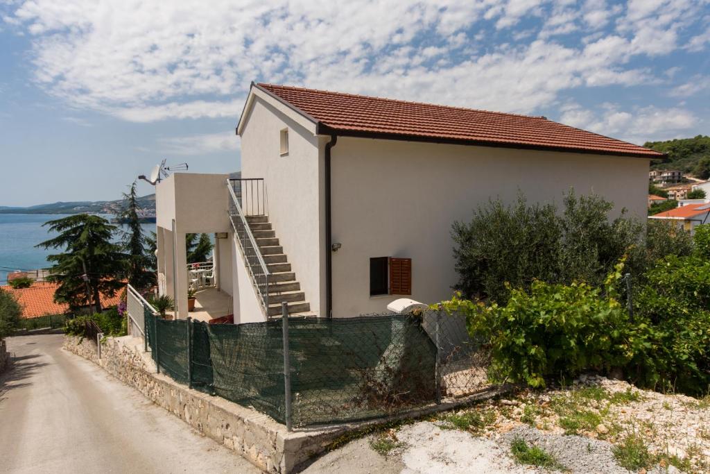 Apartments with parking space Trogir - 17609
