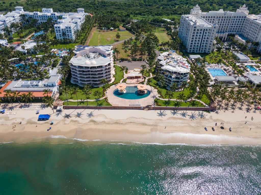 Ocean Front Condo with Pool Sleeps 6 Adults-Quinta del Mar 203 - 两卧室公寓